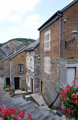 Vue d'ensemble de la rue des Rochettes, creusée à même l'ardoise.