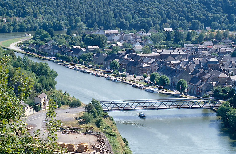 Le centre ancien et l'ardoisière Belle Rose, commune de Haybes, vus depuis le point de vue dit 'le Relais'.