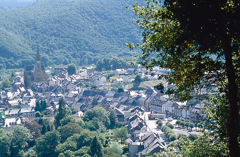 Vue d'ensemble sur la place Briand et le centre ancien depuis le point de vue dit 'le Relais'.