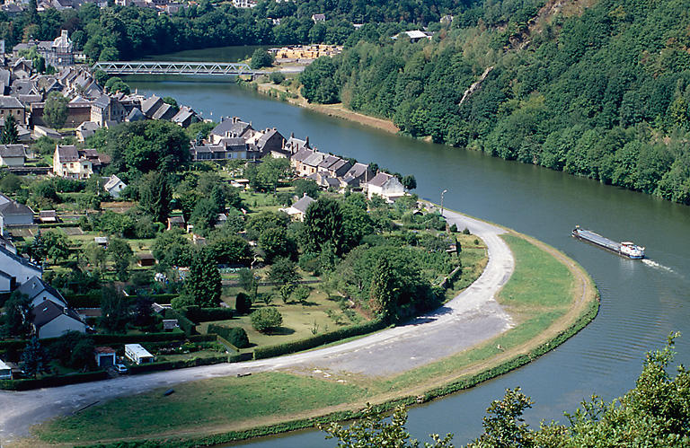 Vue sur la partie septentrionale de la boucle de Fumay vue depuis le point de vue de la Platale.