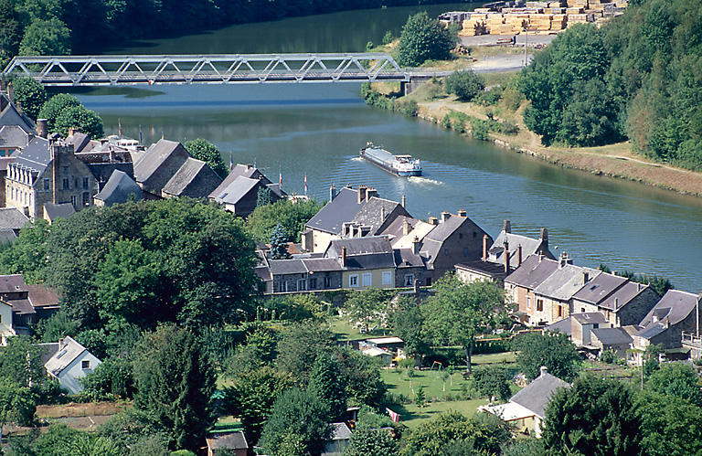 Maisons du bord de Meuse vues depuis le point de vue de la Platale.