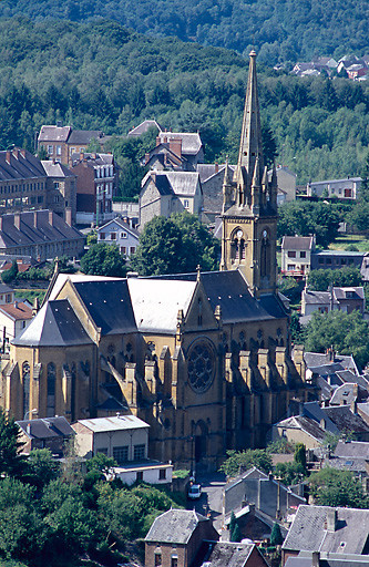 Vue sur le chevet de l'église.