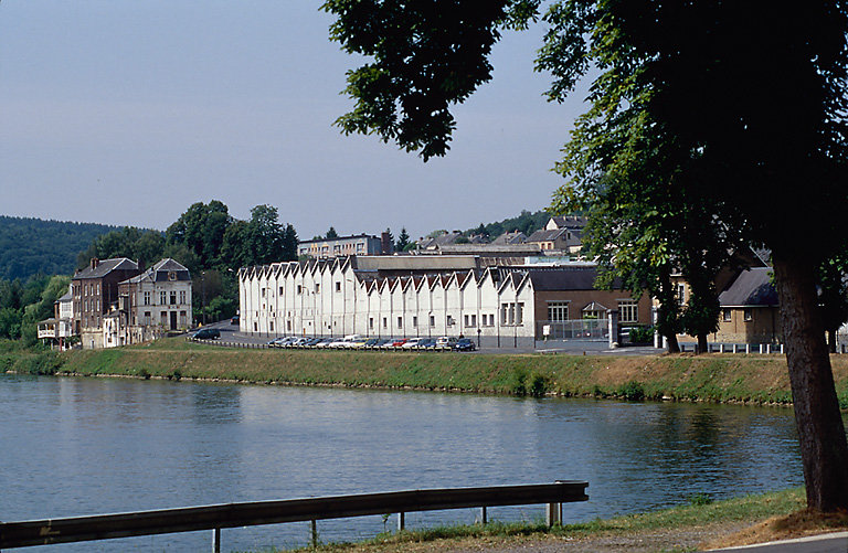 Vue sur les bâtiments situés en bordure du fleuve.