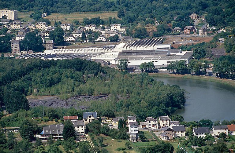 Vue d'ensemble de l'ancienne ardoisière Saint-Joseph et la câblerie.