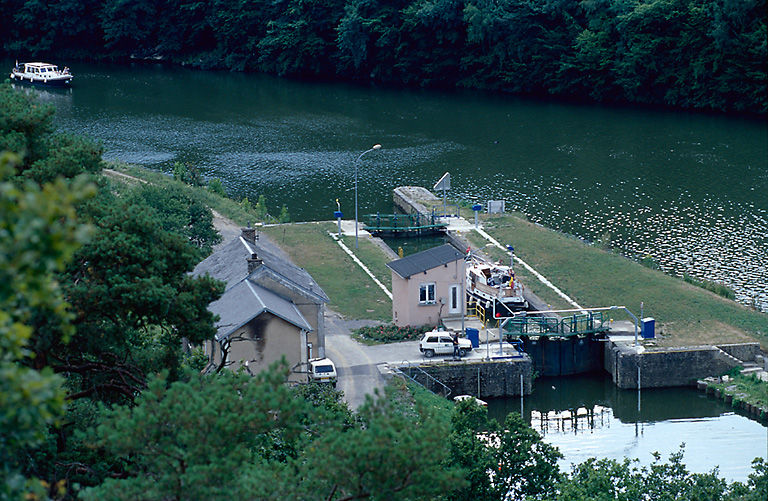 Vue d'ensemble sur l'écluse et la maison d'éclusier attenante.