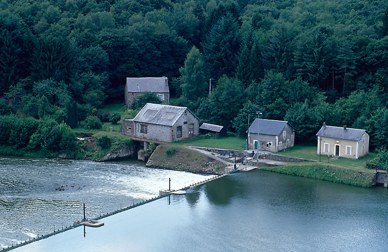 Vue d'ensemble sur le barrage et la rive droite du fleuve.