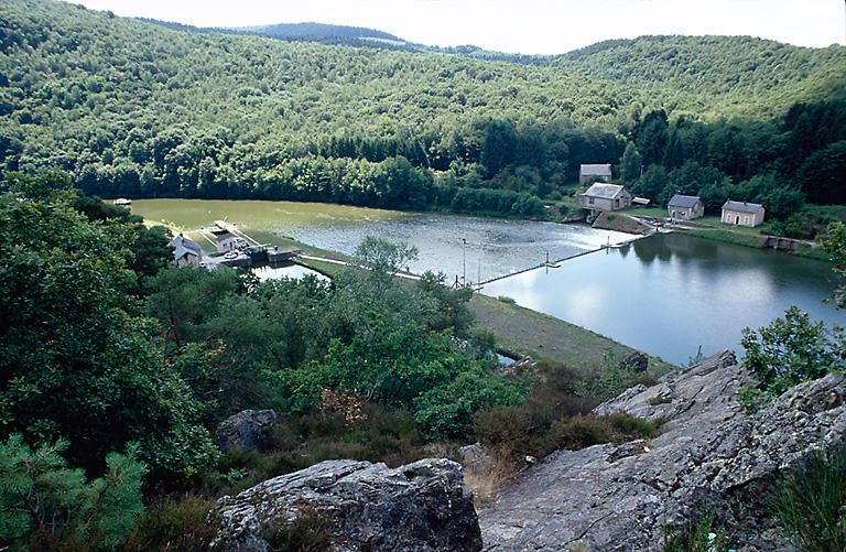 Vue d'ensemble de l'écluse et du barrage attenant.