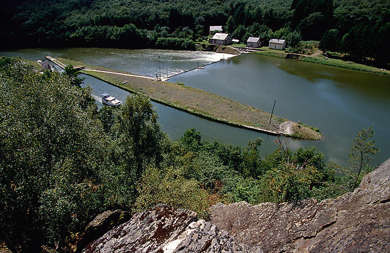 Vue d'ensemble de bateaux sortant du bief de l'écluse.