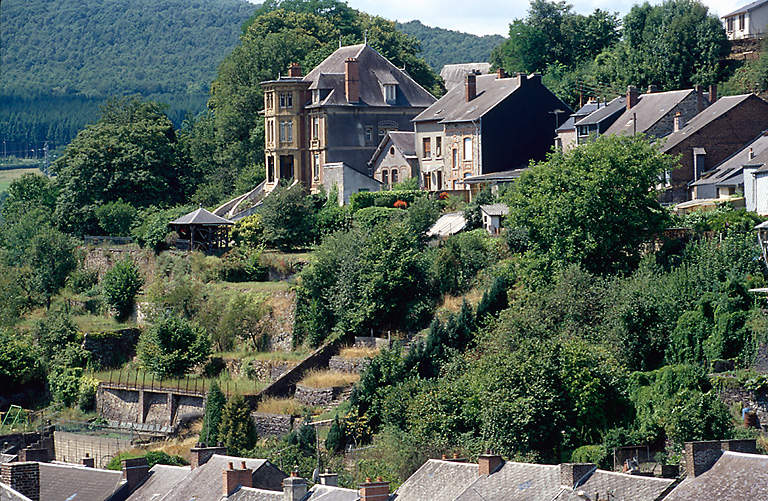 Vue d'ensemble sur les jardins en terrasse des habitations.