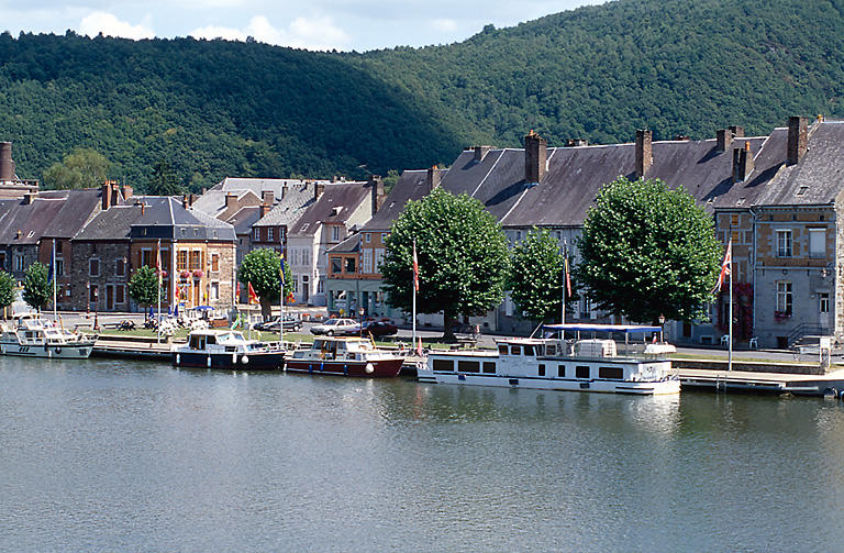 Vue d'ensemble depuis la rive droite du fleuve.