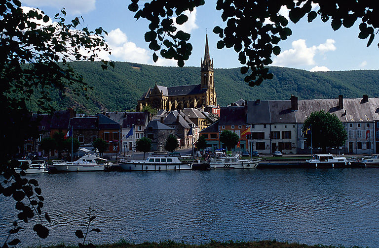 Vue d'ensemble depuis la rive droite du fleuve.