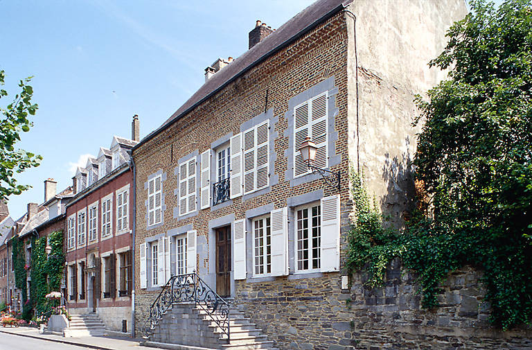 Série de maisons, vues de trois-quart droit.