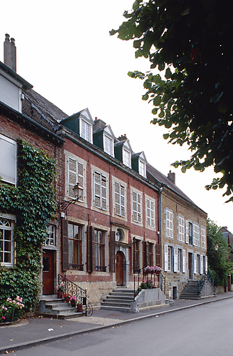 Vue de trois-quart gauche de façades antérieures.