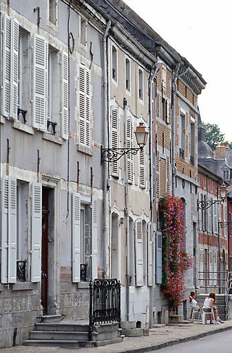 Série de maisons, vues de trois-quart gauche.