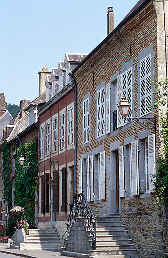 Vue de trois-quart droit de façades antérieures.