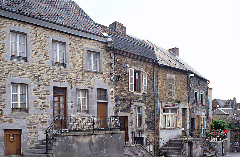 Alignement de maisons, vue de trois-quart gauche.