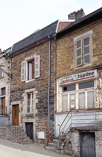 Alignement de maisons, vue de trois-quart droit.