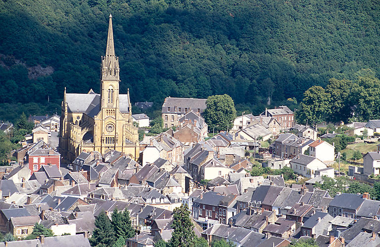 Le centre ancien et l'église paroissiale Saint-Georges.