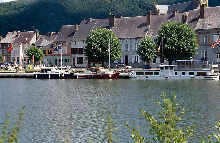 Vue d'ensemble depuis la rive droite du fleuve.