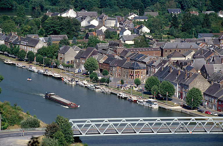 Vue d'ensemble de la halte fluviale et du pont depuis le point de vue dit 'le Relais'.