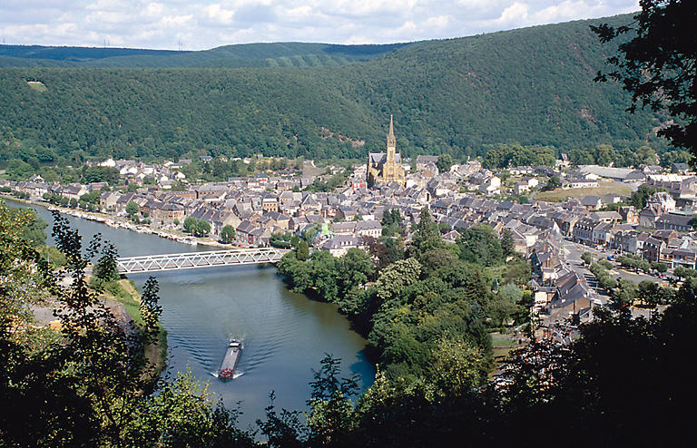 La boucle de Fumay et le centre ancien, vus depuis le point de vue dit 'le Relais'.