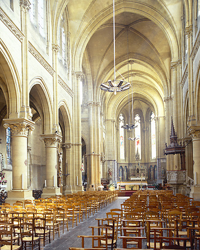 Vue d'ensemble depuis la nef en direction du choeur.