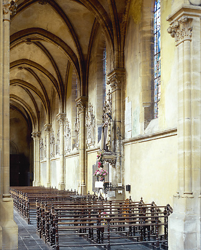 Vue d'ensemble des bancs provenant de l'ancienne église.