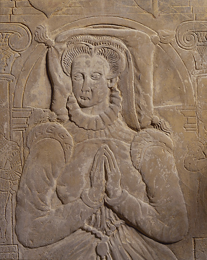 Détail : buste de la défunte.