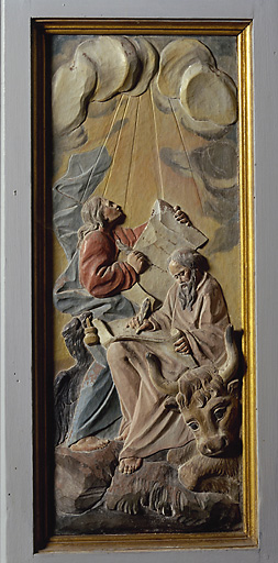 Détail de la cuve : relief de saint Jean et saint Luc.