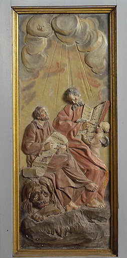 Détail de la cuve : relief de saint Marc et saint Matthieu.