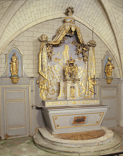 Ensemble du maître-autel comprenant autel, tabernacle, gradins, exposition et dais d'autel