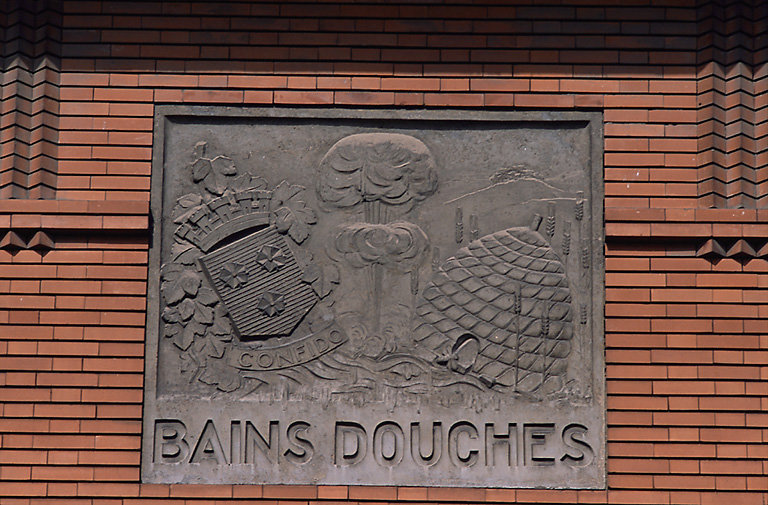 Panneau sculpté des bains douches.