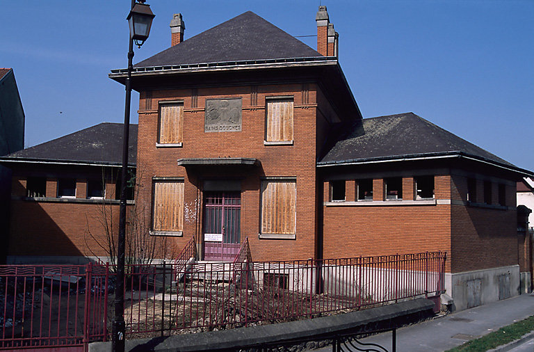 Vue d'ensemble, façade principale.