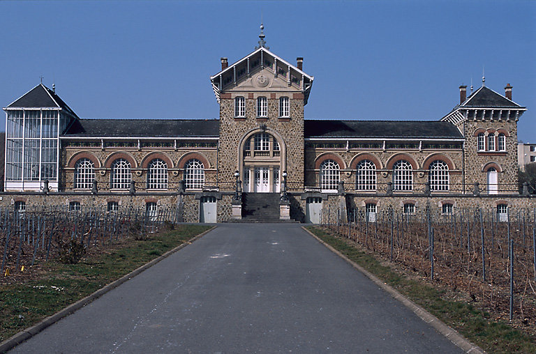 Vue d'ensemble, façade principale.