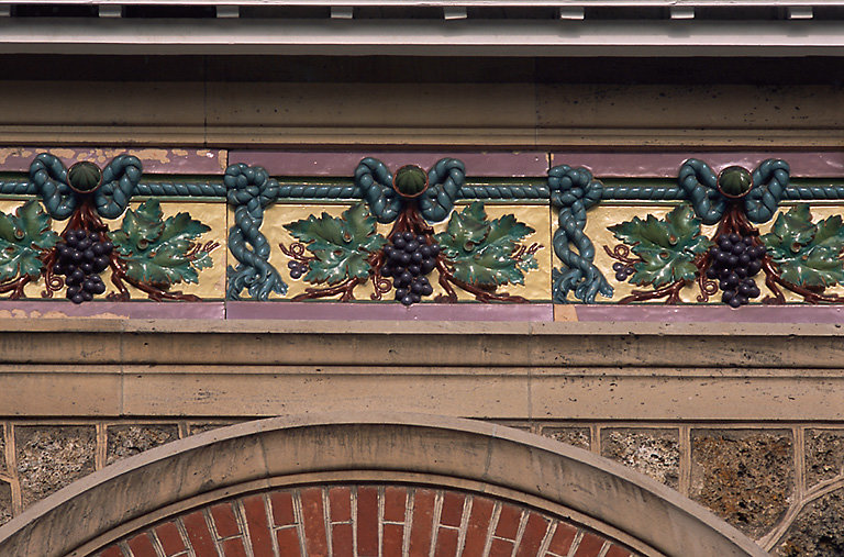 Détail, sur la façade.