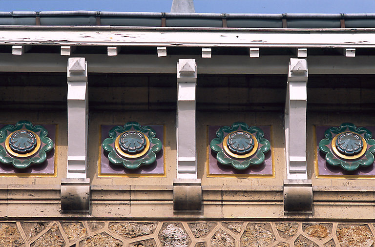 Détail, sur la façade.