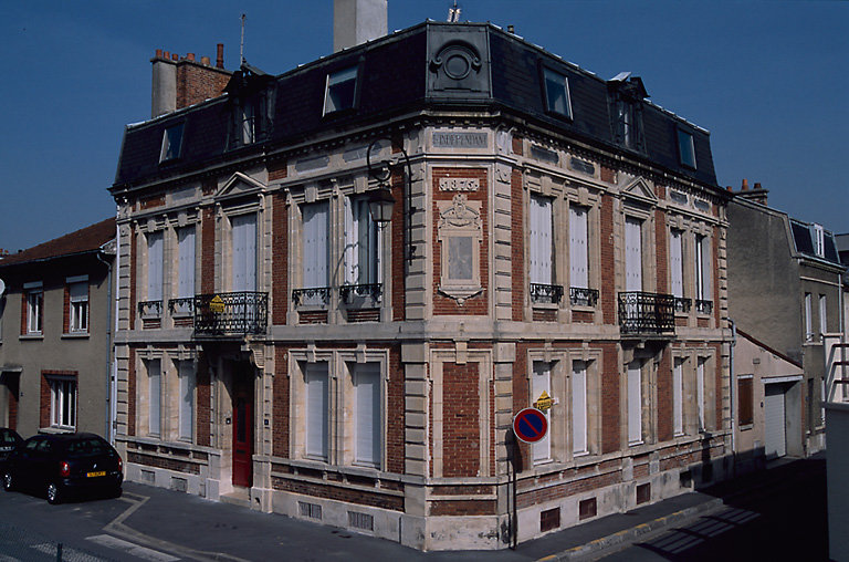 Vue d'ensemble, façade principale.