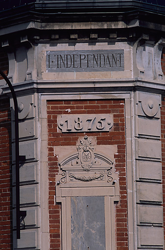 Vue de détail : inscription datante 1875 et nom du journal.