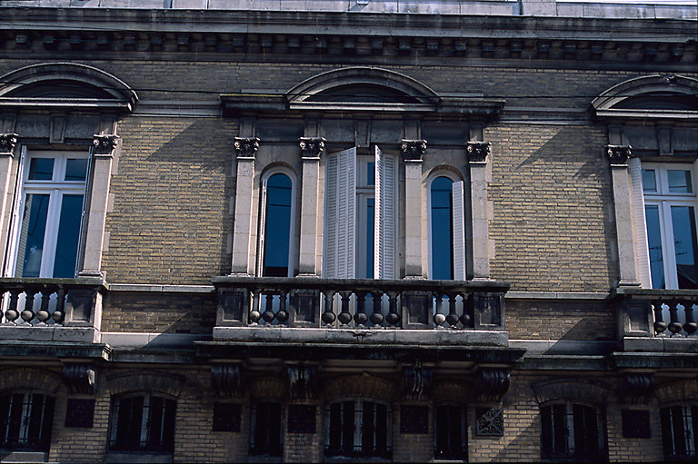 Vue du premier niveau avec fenêtre et balcon.