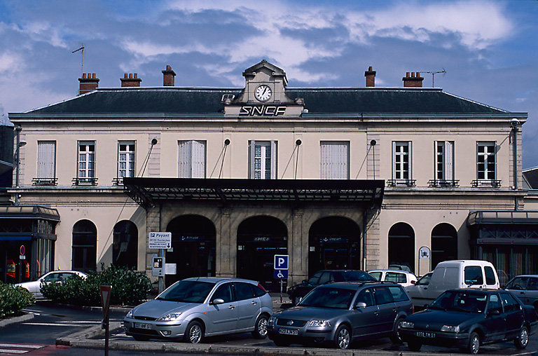 Vue d'ensemble, façade principale.