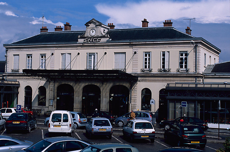 Vue d'ensemble, façade principale.