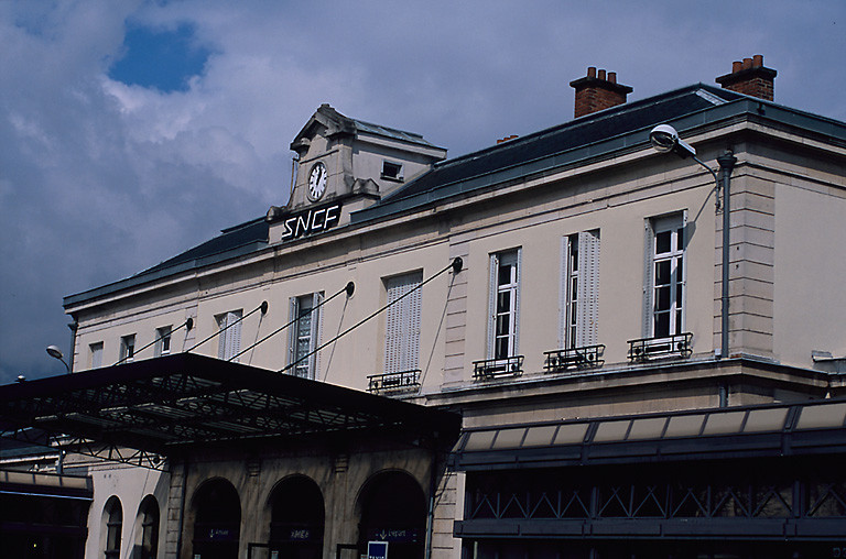 Vue d'ensemble, façade principale, de trois-quart.