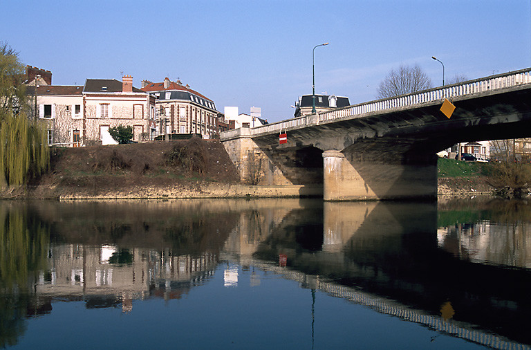 Vue de profil sur la Marne.