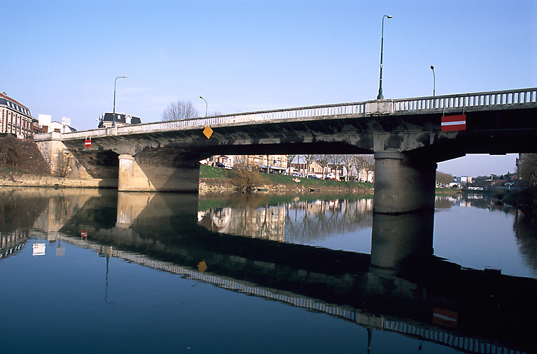 Vue de profil sur la Marne.