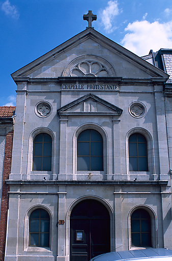 Vue d'ensemble de la façade principale.