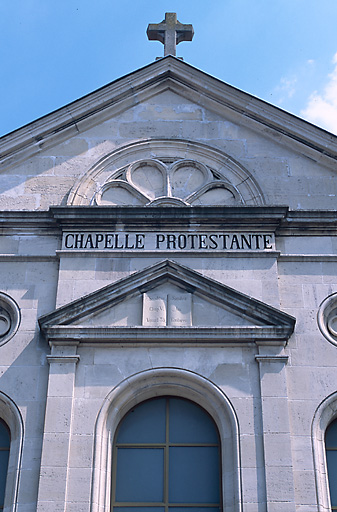 Vue rapprochée du haut de la façade principale.