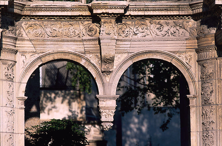 Détail du portail avec clef d'arc pendante.