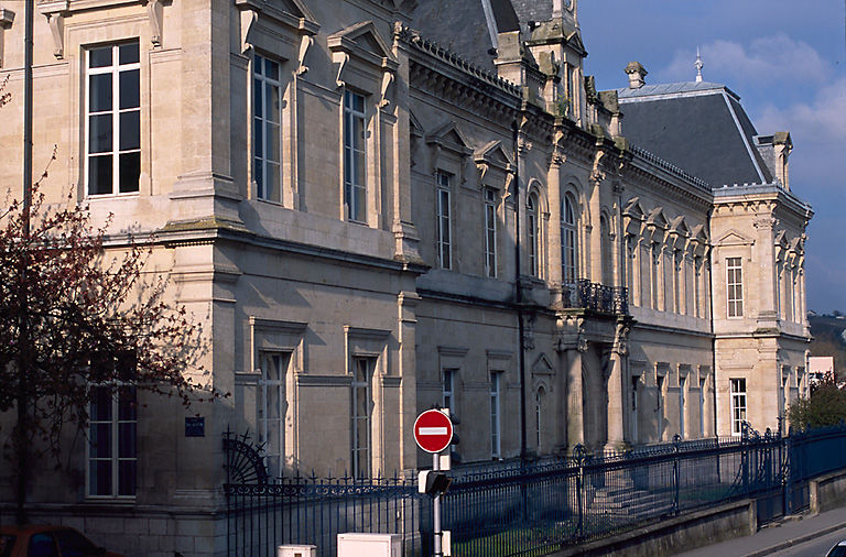 Vue de la façade principale, côté.