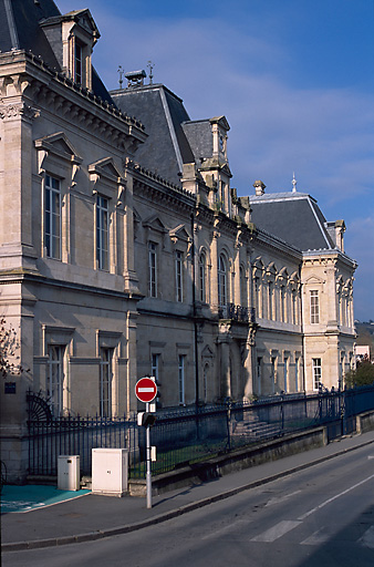 Vue de la façade principale, côté.