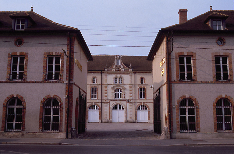 Vue des bâtiments sur cour intérieure.